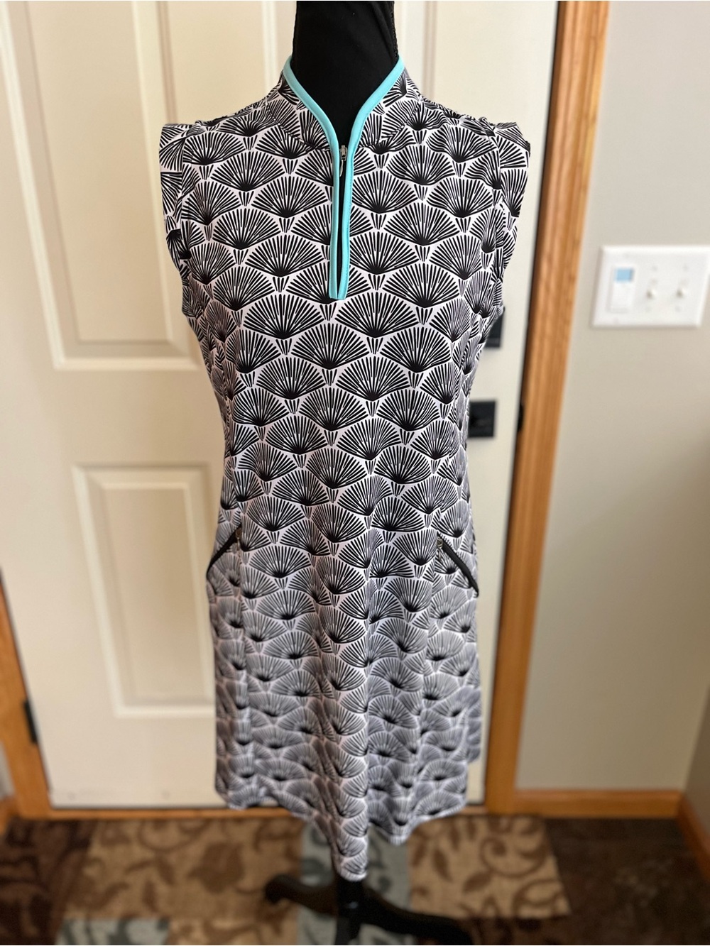 Women’s Bermuda Sands Josie black white jade sleeveless 1/4 zip dress. Medium